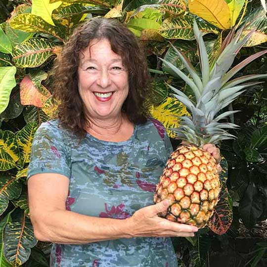 Lisa Bunge with a pineapple